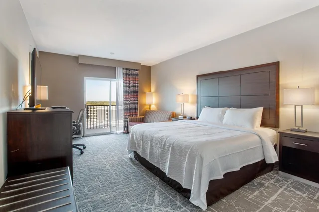 Walkout, King Bed, Sofa، Orangewood Inn & Suites Kansas City Airport 1/1