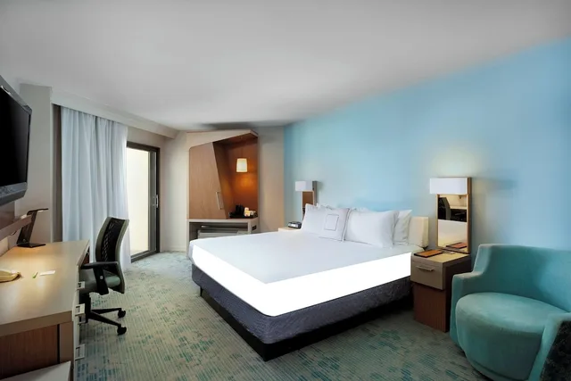 غرفة قياسية بسرير كينج لذوي الإعاقة، Courtyard Isla Verde Beach Resort 1/5
