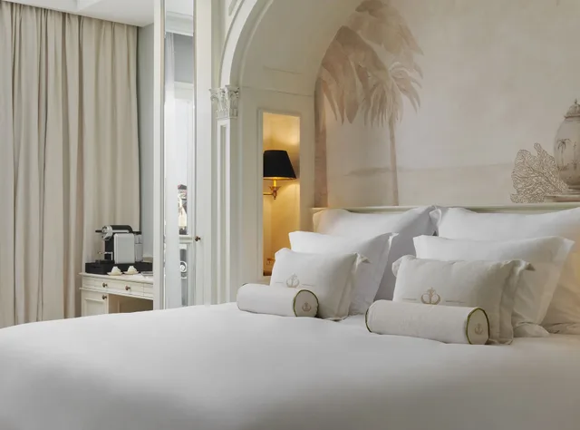 غرفة بريميوم بسرير كينج بإطلالة على البحر بشرفة، Palace Elisabeth Hvar Hotel 1/4