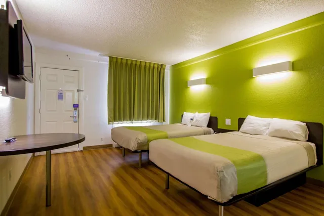 3 Full Beds - Non-Smoking، Motel6 Austin, TX - Midtown 5/9