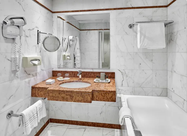 جناح بسرير كينج بإطلالة على البحر بشرفة، Fairmont Monte Carlo 7/8