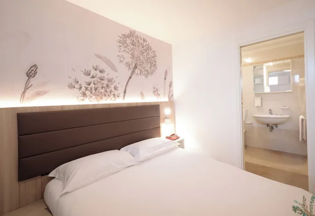 Master, Basement, 1 Queen and 1 Bunk Bed، Hotel Derby 2/6