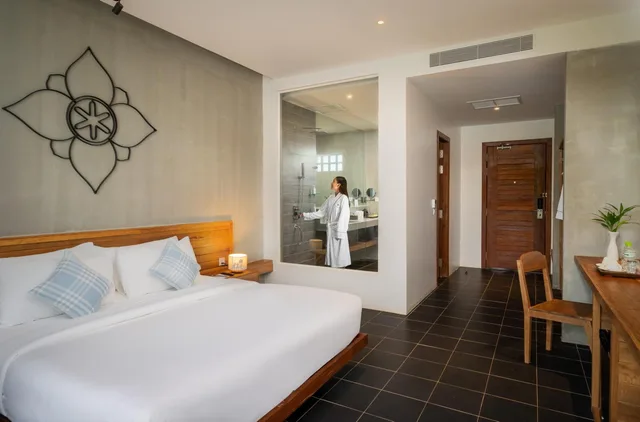 غرفة ديلوكس بسرير مزدوج بإطلالة على المسبح بشرفة، Phka Chan Hotel 1/10