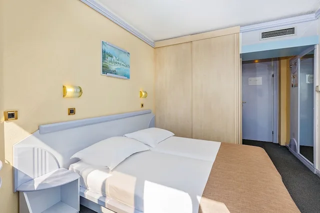 غرفة كلاسيكية بسرير مزدوج بإطلالة على البحر بشرفة، Hotel Plavi Plava Laguna 3/5