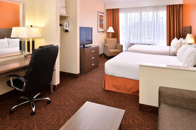 Suite, 2 Queen Beds, Sofa, Holiday Inn Express Hotel And Suites Chattanooga At Lookout Mtn Tn 7/10