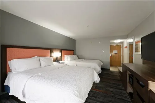 غرفة بسريرين كوين بحوض استحمام لذوي الإعاقة، Hampton Inn & Suites Goodyear 1/1