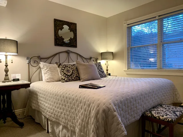 Courtne, King Bed، Mccall House Bed And Breakfast 1/4