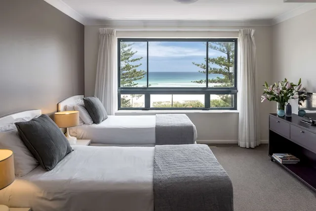 غرفة تنفيذية بسرير كوين وسريرين منفصلين بغرفتي نوم، Oaks Gold Coast Calypso Plaza Suites 2/4