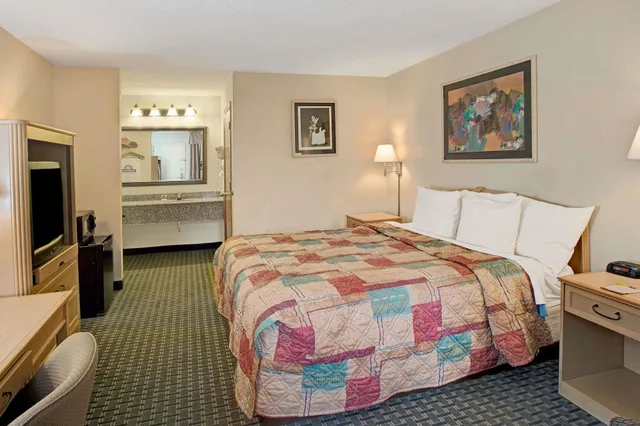 غرفة بسرير كينج لذوي الإعاقة، Days Inn by Wyndham Mooresville Lake Norman 1/7