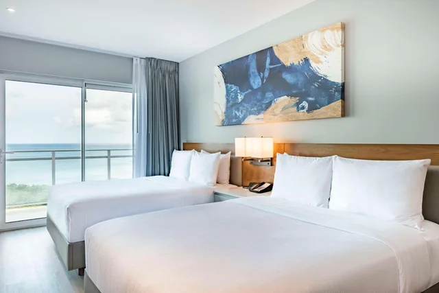 جناح بسرير كوين بإطلالة على البحر بغرفة نوم واحدة في الطابق العلوي، Embassy Suites by Hilton Aruba Resort 2/6