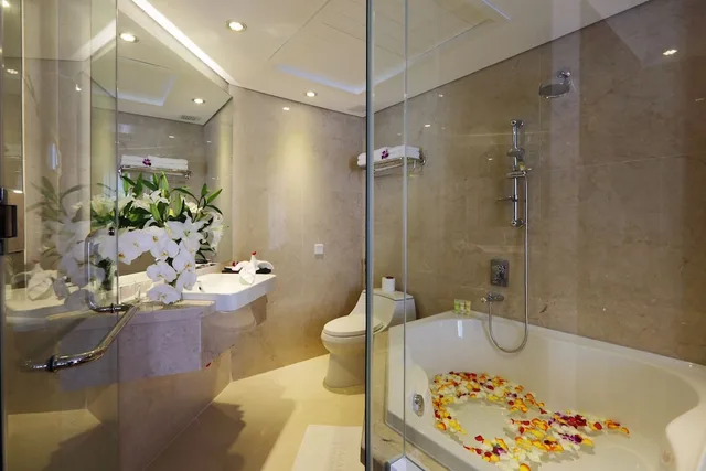 غرفة بريميوم بسرير كينج بحوض استحمام، Paradise Saigon Boutique Hotel 6/7