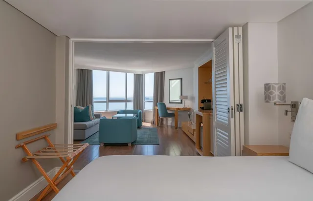 جناح بسرير كينج بإطلالة على البحر بشرفة بغرفة نوم واحدة، Radisson Collection Hotel, Waterfront Cape Town 2/4