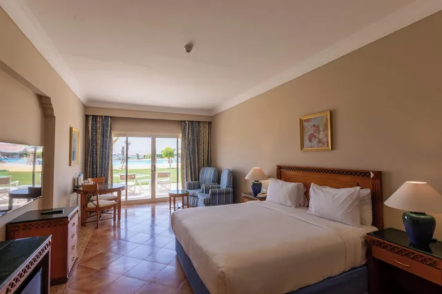 غرفة ديلوكس بسرير كينج بإطلالة على البحر، Old Palace Resort Sahl Hasheesh 1/4