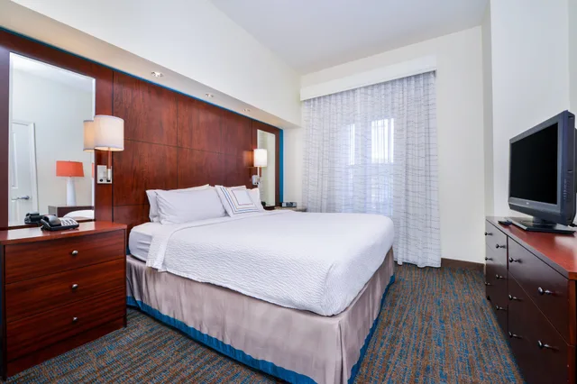 1 Bedroom, Suite, King Bed, Sofa, Residence Inn by Marriott Harrisonburg 2/4