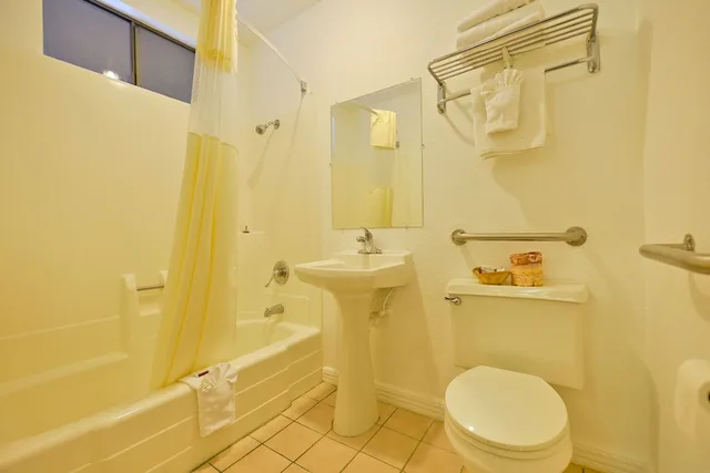غرفة قياسية بسرير كوين، Rodeway Inn Fallbrook Downtown 5/6