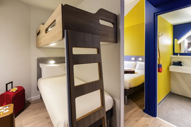 غرفة عائلية بسرير مزدوج وسريرين منفصلين، ibis budget Strasbourg Centre Republique 2/3