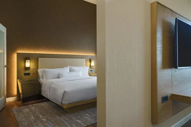 Executive, Suite, King Bed, Sofa, Westin O Hare 2/4