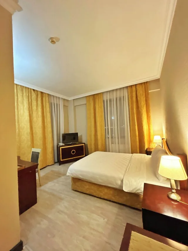 Standard, King Bed, Sea View, The Crown Hotel 2/10