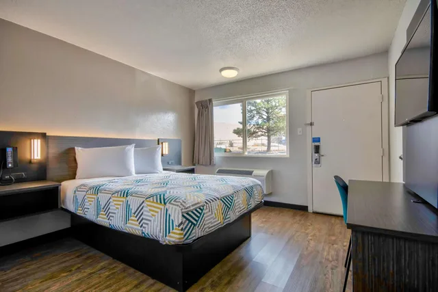 غرفة بسرير كوين للمدخنين، Motel6 Santa Fe, NM 6/10