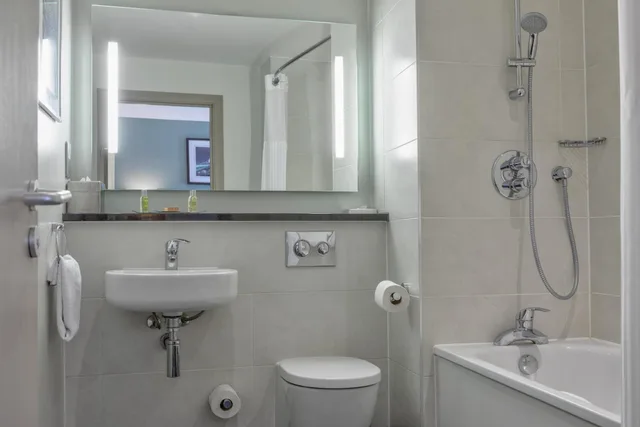 Room, Multiple Beds، DoubleTree by Hilton London Angel Kings Cross 5/5