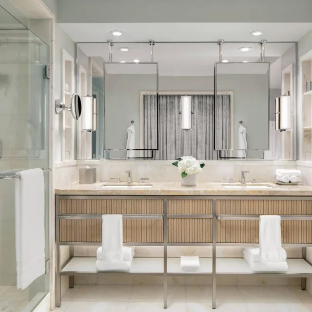 جناح ركني بسرير كينج بإطلالة على المدينة بغرفة نوم واحدة مع أريكة بمنطقة جلوس، Ritz Carlton Toronto Hotel 3/5
