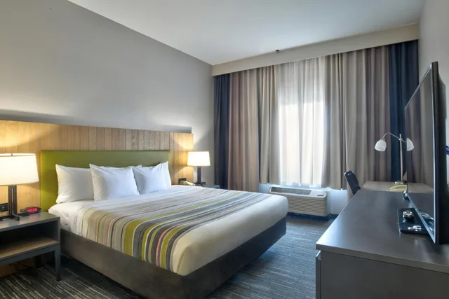 جناح بسرير كينج بغرفة نوم واحدة مع أريكة، Country Inn Suites By Radisson Oklahoma City Airport Ok 1/3