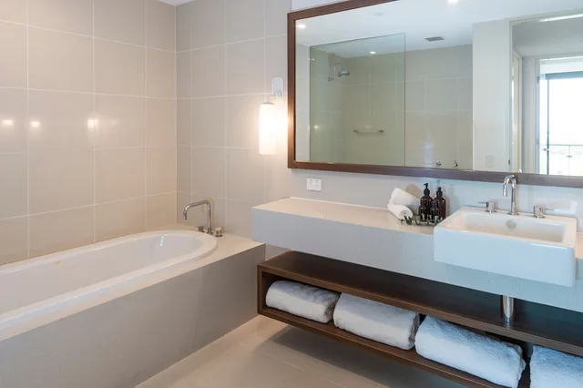 2 Bedrooms, Suite, 2 King Beds, Urban View، The Sands Torquay 5/6