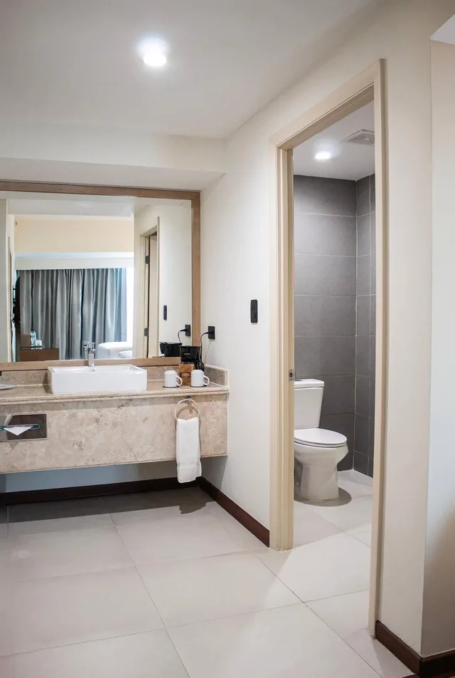 جناح بسرير كينج مع أريكة، Clarion Suites Guatemala City 3/3