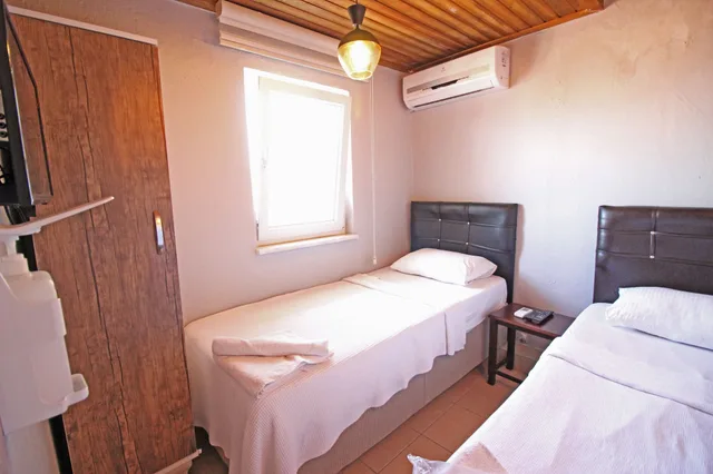 غرفة بسريرين منفصلين بإطلالة على البحر، Hambarli Otel 4/10