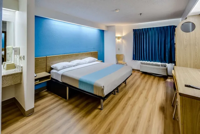 غرفة قياسية بسرير كينج، Motel6 Katy, TX - Houston 2/6