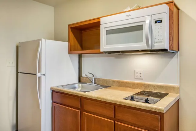 Efficiency, Queen Bed, Econo Lodge Burlington I-70 7/8
