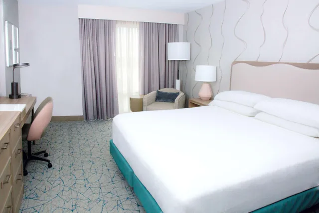 غرفة بسرير كوين، DoubleTree by Hilton Chicago - North Shore Conference Center 1/10