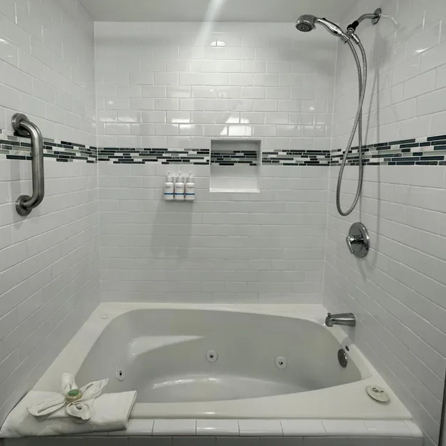 Executive, 2 Queen Beds, Hot Tub, Balcony, Pacific Inn 4/6