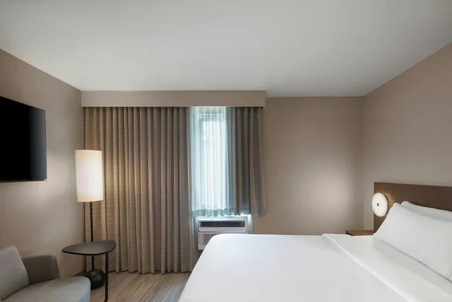 جناح بسرير كينج بشرفة بغرفة نوم واحدة مع أريكة، AC Hotel Old Montreal 1/4