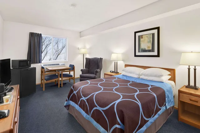 غرفة قياسية بسرير كوين، Super 8 by Wyndham Swift Current 1/4