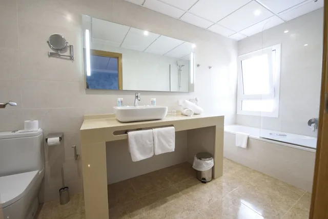 غرفة كومفورت بأربعة أسرّة بإطلالة على البحر، Hotel Internacional Calella 8/9