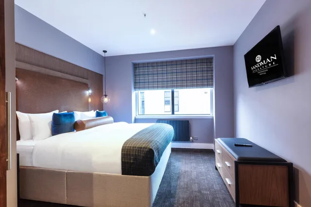 Suite, King Bed, Sandman Signature Aberdeen Hotel 1/6