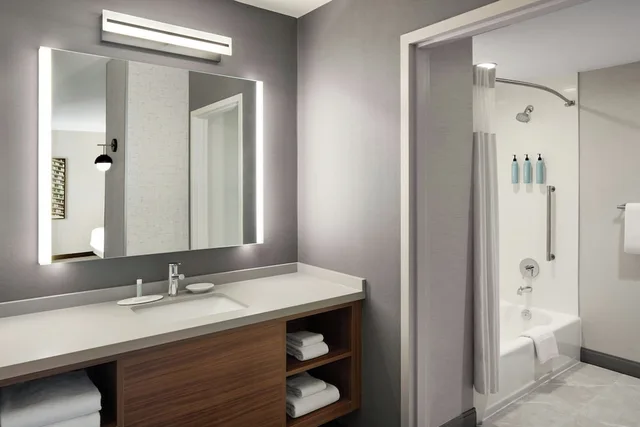 Room, King Bed, Accessible, Courtyard by Marriott Hamilton 3/7