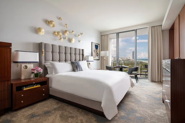 غرفة بسرير كينج بشرفة بإطلالة، Ritz Carlton Bal Harbour 1/1