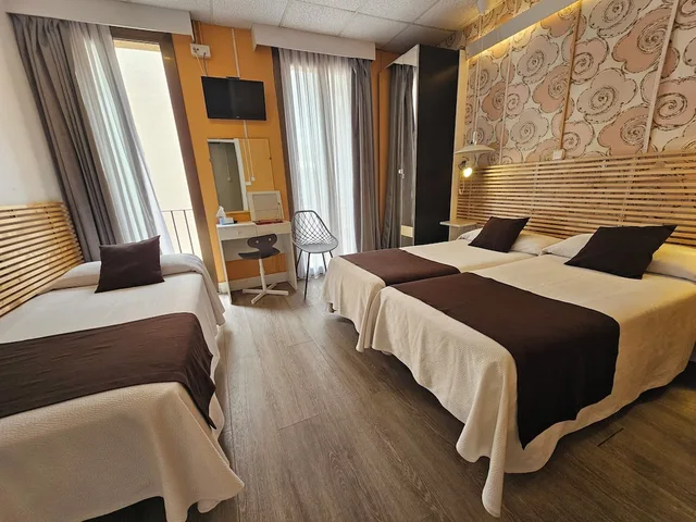 غرفة داخلية ثلاثية بثلاثة أسرّة بحمام خاص، Hotel Palermo 2/9