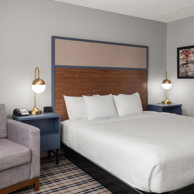 Room, King Bed, Bathtub, Accessible, AmericInn by Wyndham Grand Forks 2/4