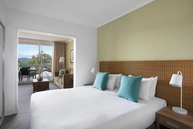 1 Bedroom, Spa, Suite, Queen Bed, Town View, Sofa، Mantra Ettalong Beach 2/8