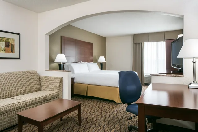 غرفة قياسية بسرير كينج مع أريكة، Holiday Inn Express Hotel Suites Clinton 2/7