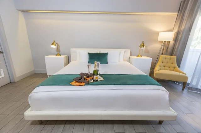 Superior, Queen Bed, Balcony, Riviera Suites South Beach 2/6