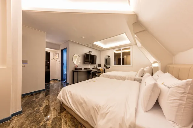 غرفة عائلية بسريرين كوين، Ballantine Hotel 4/6