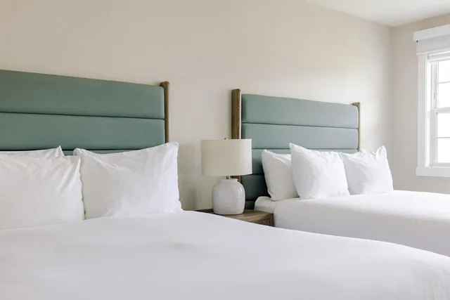 غرفة بسرير كينج وسريرين كوين بشرفة في طابق مرتفع، Balcomo, a Ramada by Wyndham 2/6