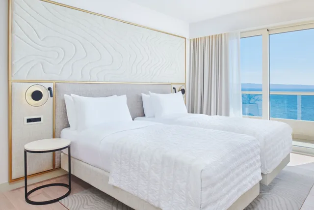 جناح بإطلالة على البحر بشرفة بغرفتي نوم، Le Meridien Lav 1/8