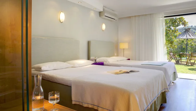 غرفة عائلية بسريرين مزدوجين بإطلالة على الحديقة، Kamari Beach Hotel 3/9