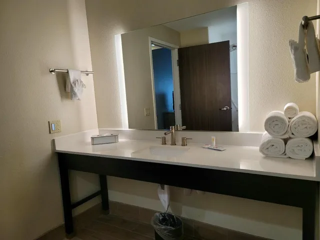 جناح بسرير كينج مع أريكة لذوي الإعاقة، Comfort Inn & Suites Jacksonville - Orange Park Near Naval Air Station 2/2