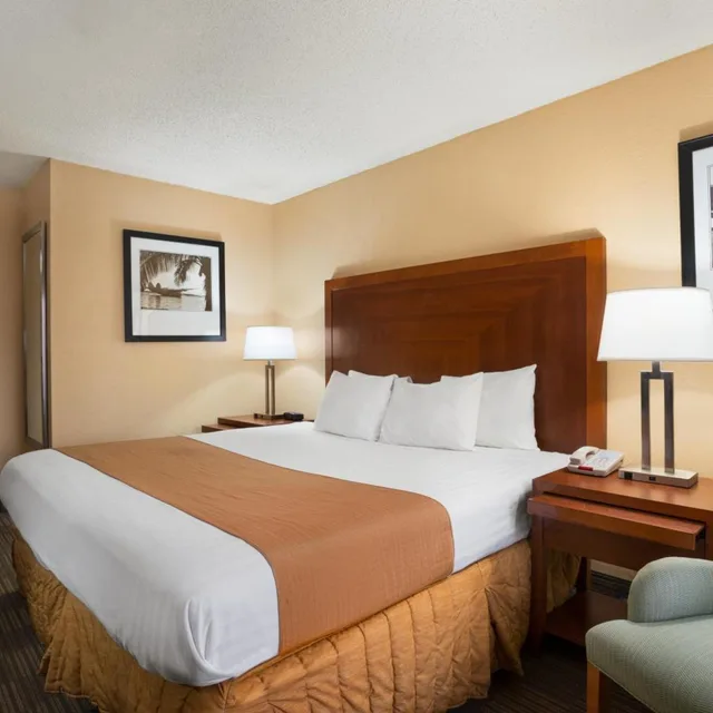 غرفة ديلوكس بسرير كينج، Days Inn By Wyndham Jacksonville Airport 3/5